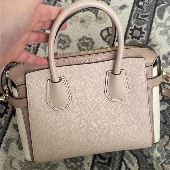 Michael Kors Mercer bag

Michael Kors Blush Pink Satchel with Gold Details - Picture 10 of 11